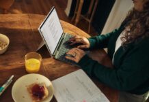 Como Usar o Copilot no Windows 11: O Que Funciona de Verdade Pessoa usando Microsoft Surface com interface do Copilot
