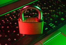 Windows Defender É Suficiente? Como Configurar (e Quando Vale Pagar) Cadeado sobre teclado iluminado simbolizando seguranca digital
