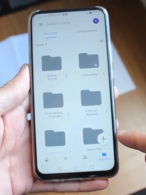 Tela do Google Drive com o botão de adicionar no canto inferior direito