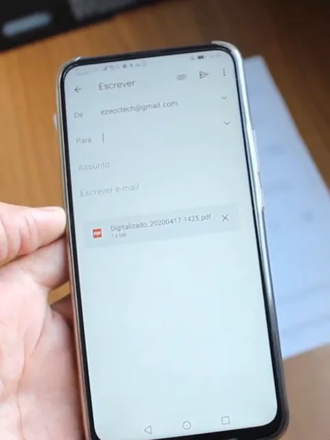 E-mail sendo escrito no Gmail com o PDF digitalizado anexado